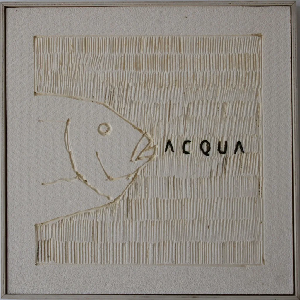 Opera astratta, racchiusa in una cornice. Al centro è presente una superficie rettangolare con texture a rilievo formata da fitte linee verticali. Su questa emerge il disegno stilizzato di un pesce tracciato con linee in rilievo. Accanto alla testa del pesce compare la scritta 'ACQUA' in lettere nere.