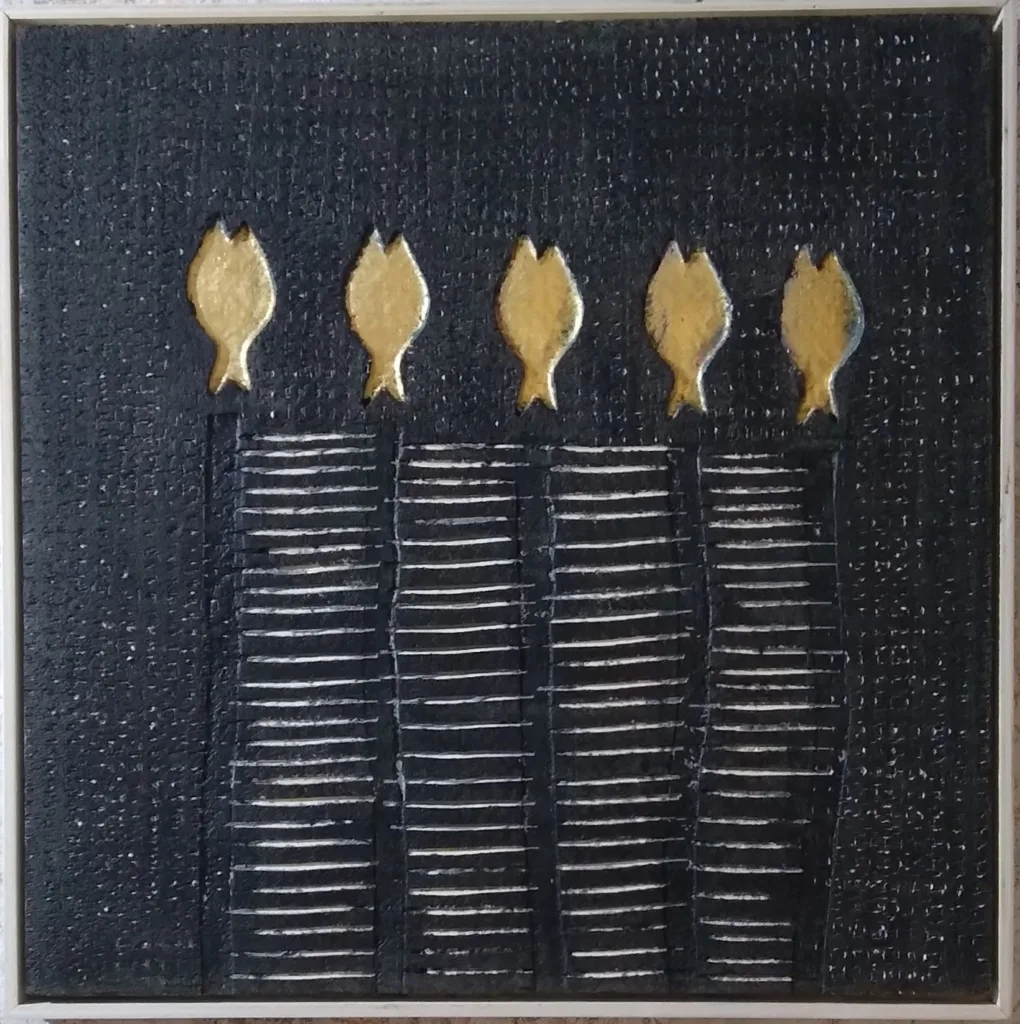 Quadro astratto. Nella parte superiore sono disposte cinque piccoli pesci stilizzati. Sotto di esse compaiono cinque elementi verticali attraversati da numerose linee orizzontali, che ricordano colonne. L'opera utilizza un contrasto marcato tra nero, oro e bianco e presenta una superficie ricca di texture